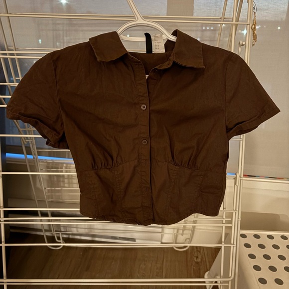 2/$20 H&M Brown Short-Sleeve Cropped Button-Up Top - Picture 2 of 4
